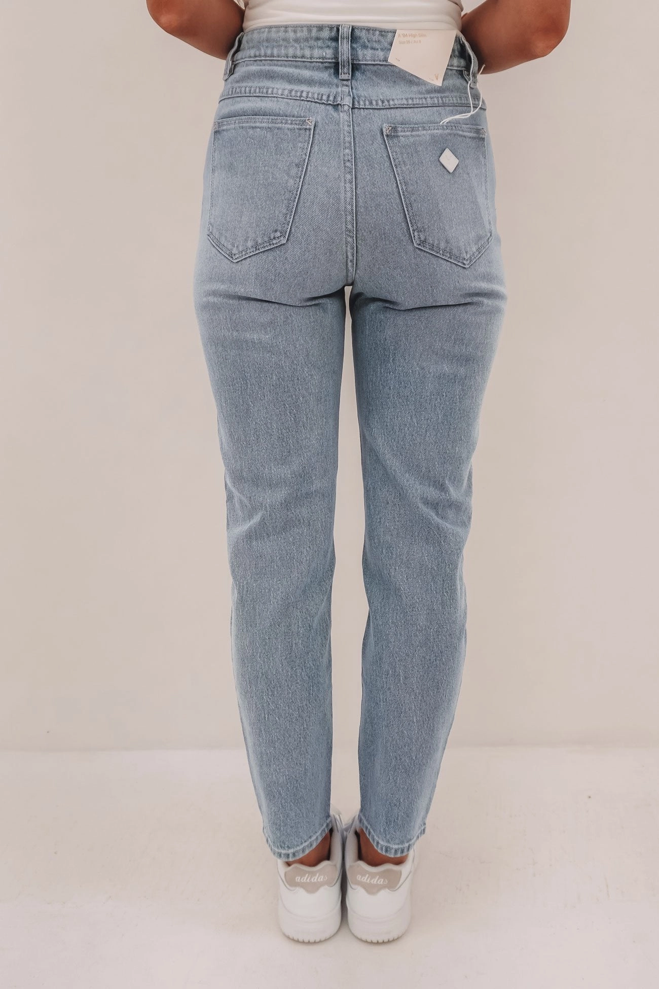 Artist Vibe Travel Outfit A 94 Slim Jean Gia