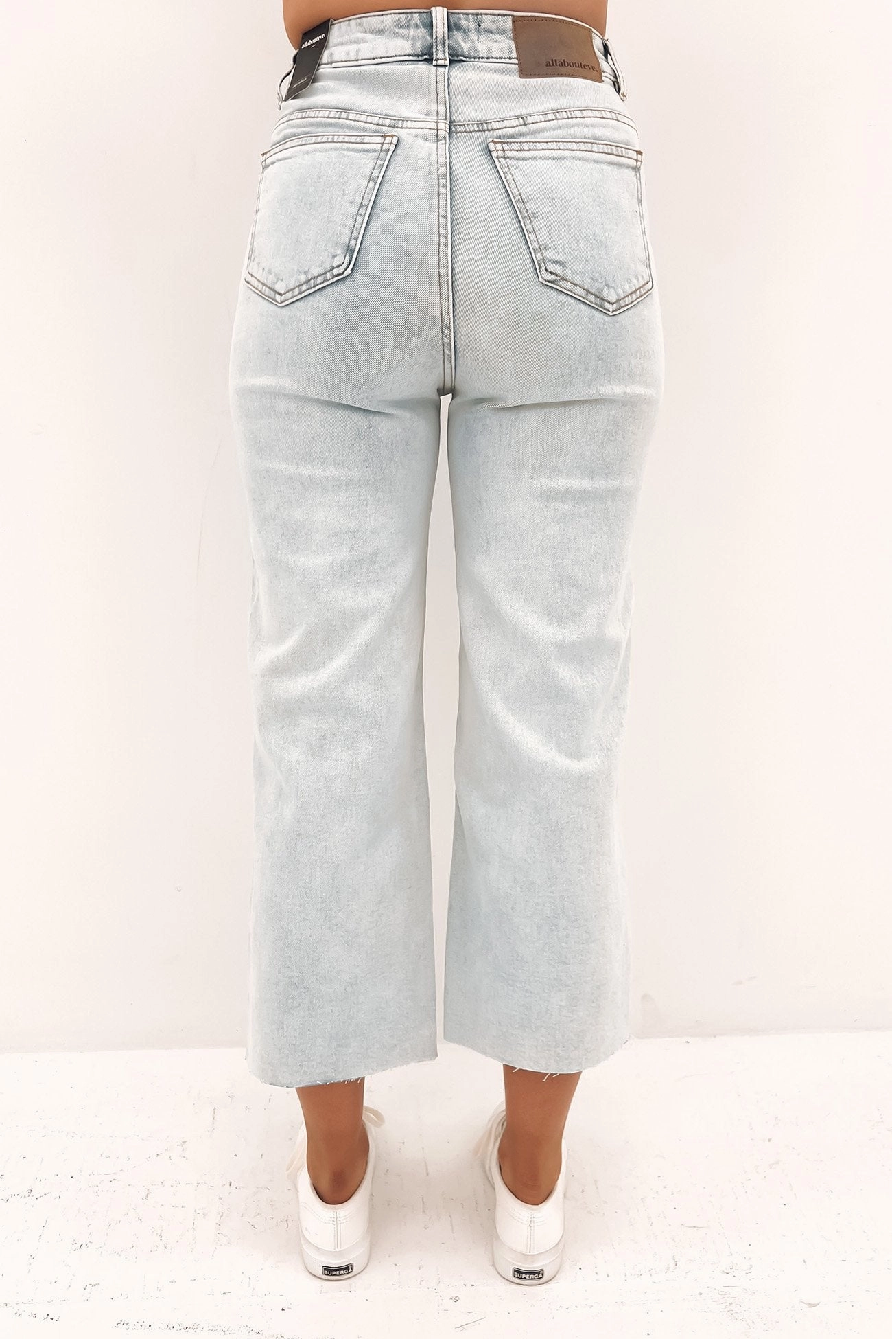 Neutral Look Classic Wear Slim Charlie High Rise Wide Leg Jean Bleach