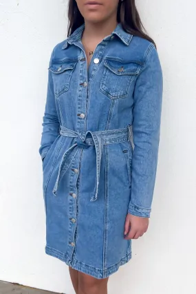 Riley Denim Dress Mid Blue Day Outfit