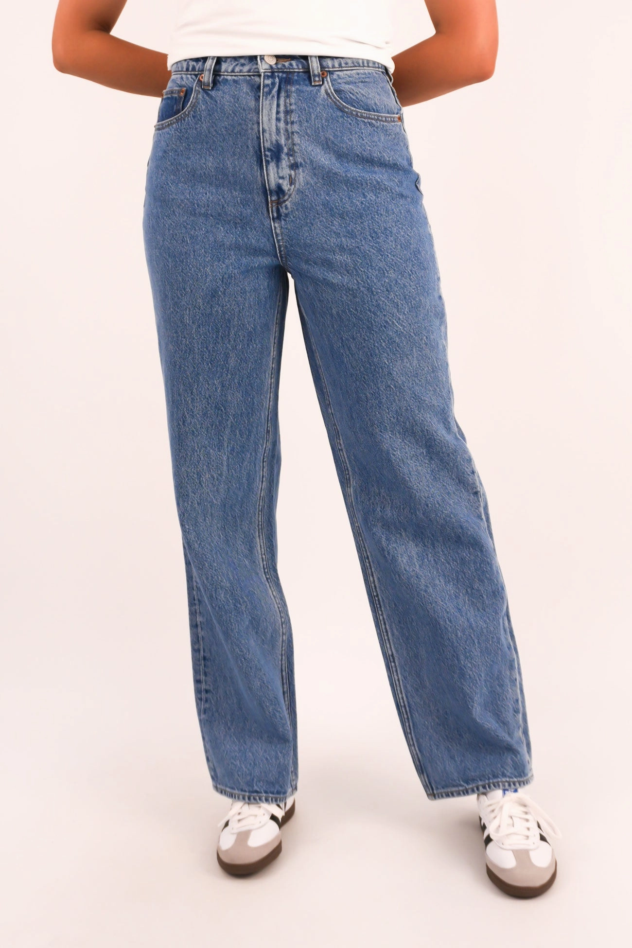 High Baggy Jean Bold Blue Outfit Ideas