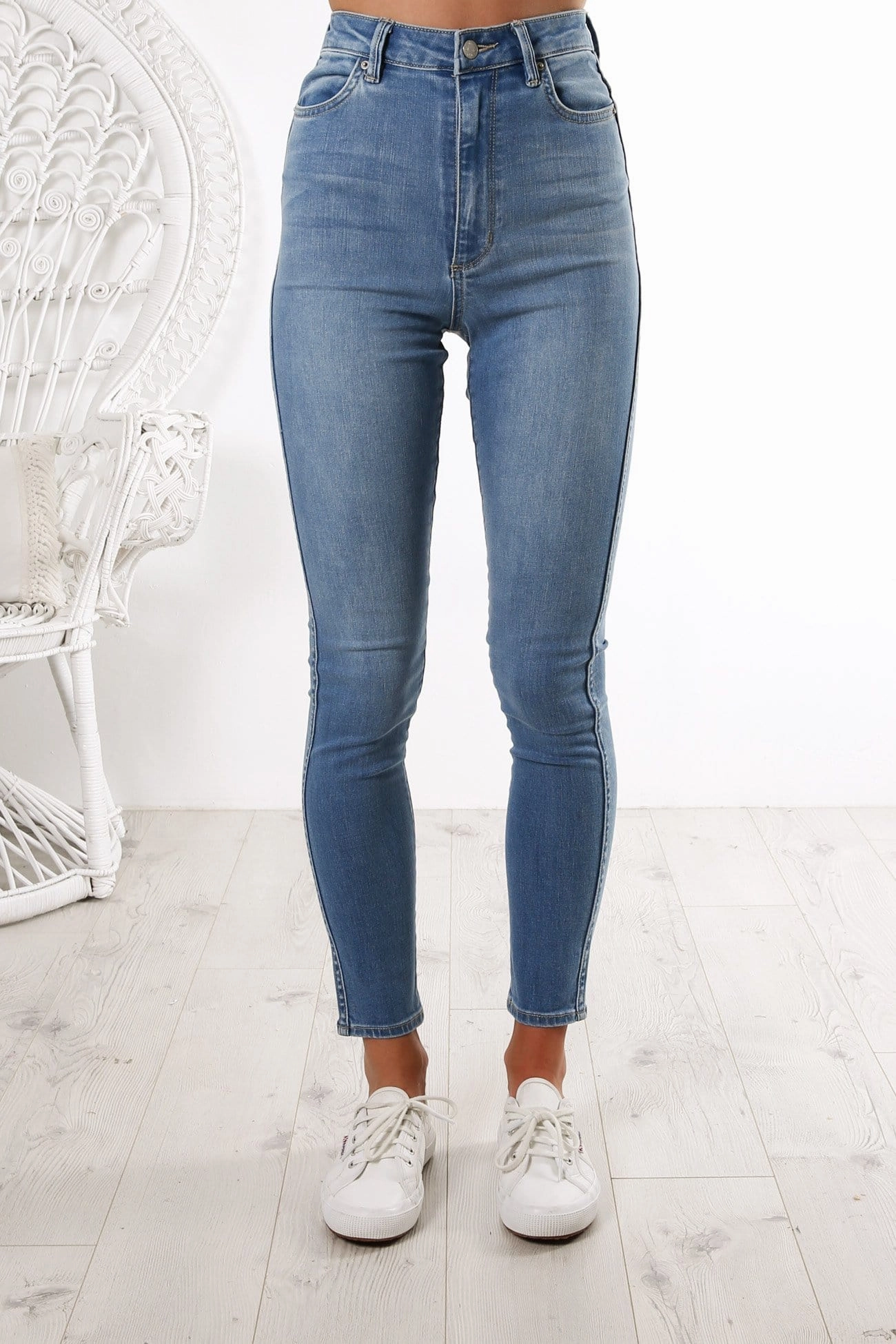 Hi Rider Jean Lennon Blue Beach Day Brunch Outfit Elegant