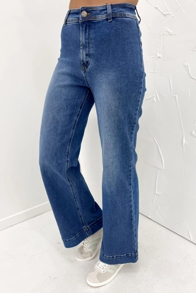 Rugged Construction Outfit Ease Mahnee Flare Jean Mid Blue