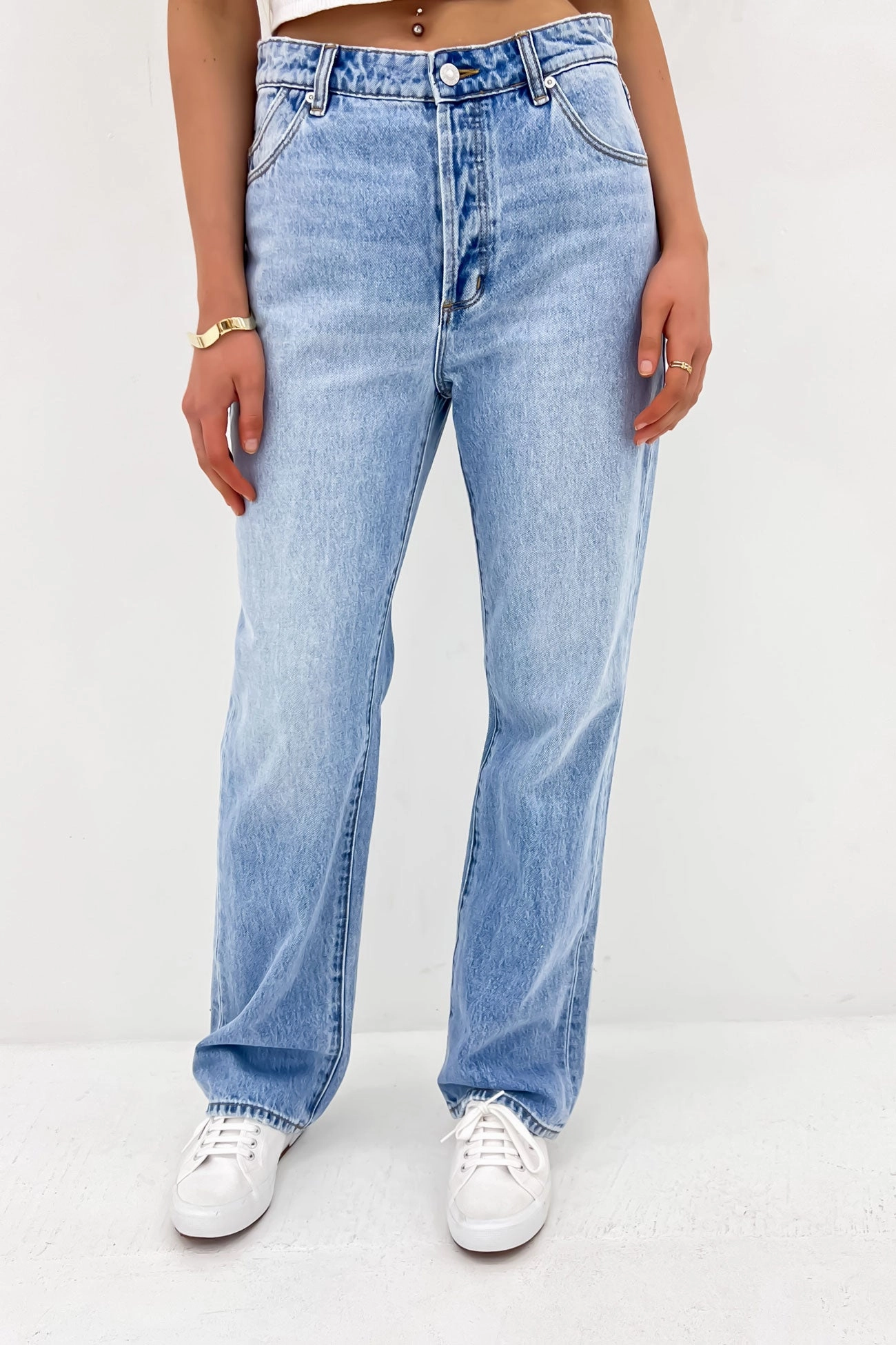 90s Relaxed Jean Faded Blue Artist Vibe Work Meeting Casual Teen Outfit Outdoor Adventure Sunny Vibes