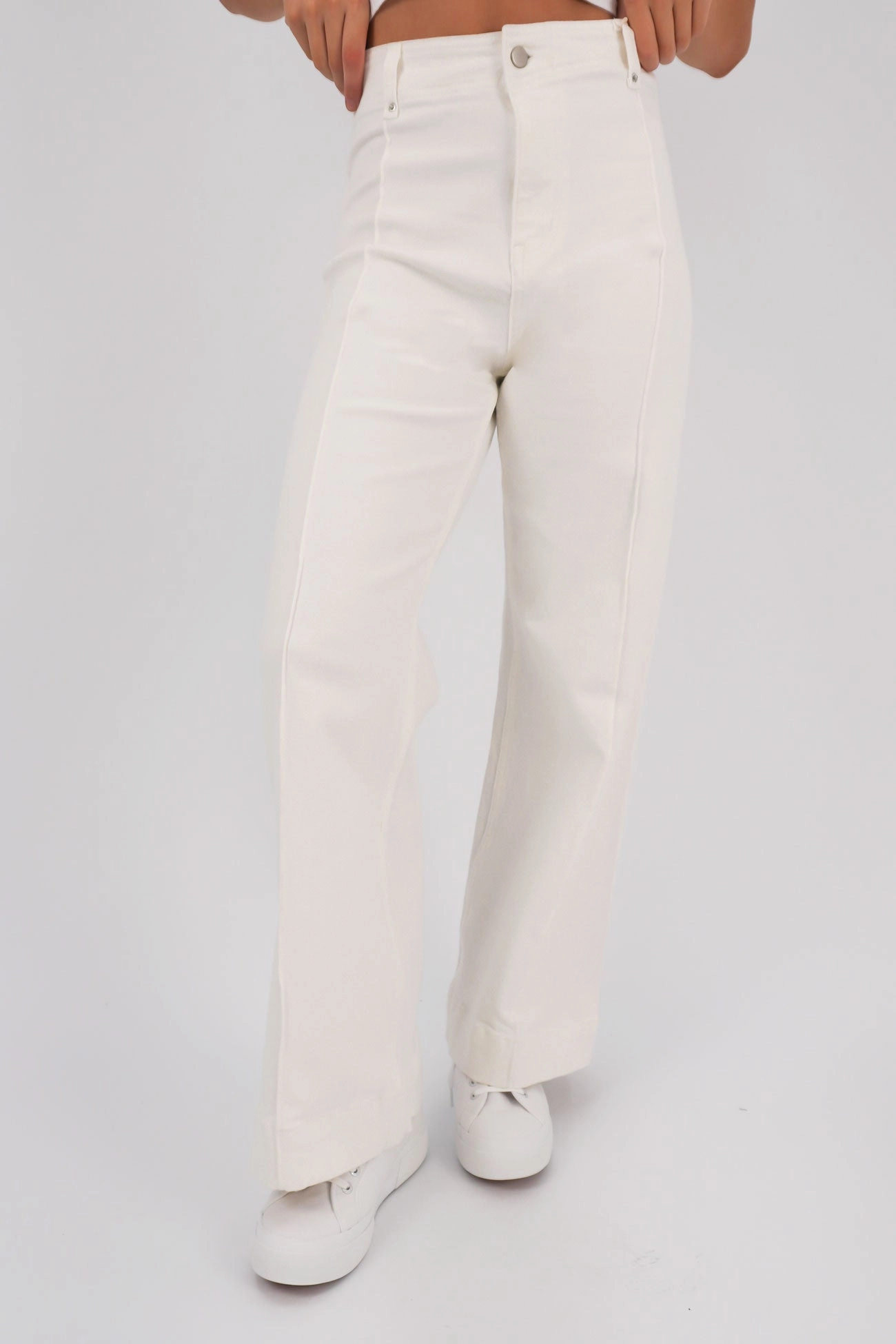 Travel Outfit Music Event City Walk Bold Look Lara Jean White