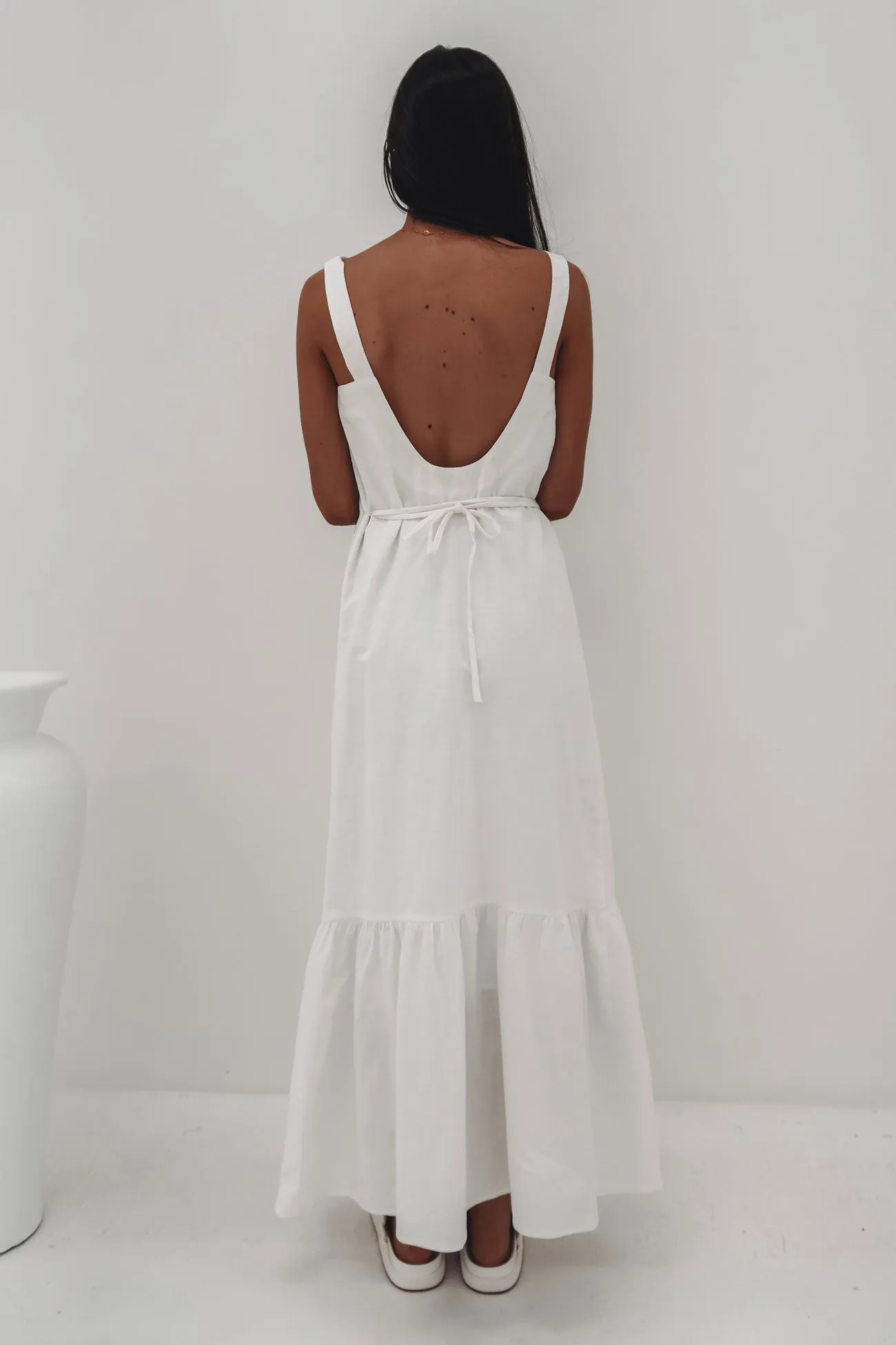 Willa Maxi Dress White Classic Move Flattering Wearable