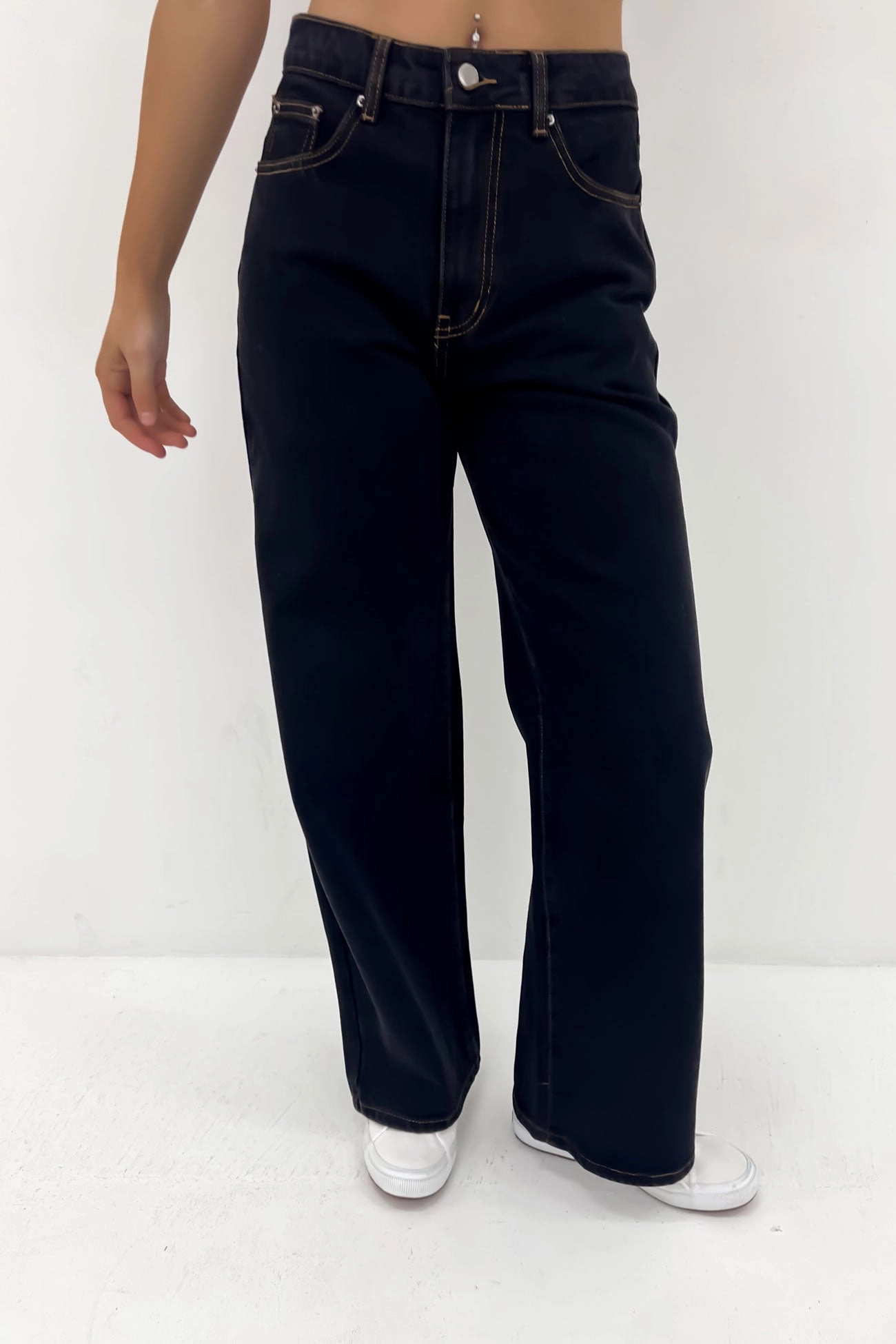Adele Boyfriend Jean Black Base Style Breathable Weekend Warrior Travel Outfit